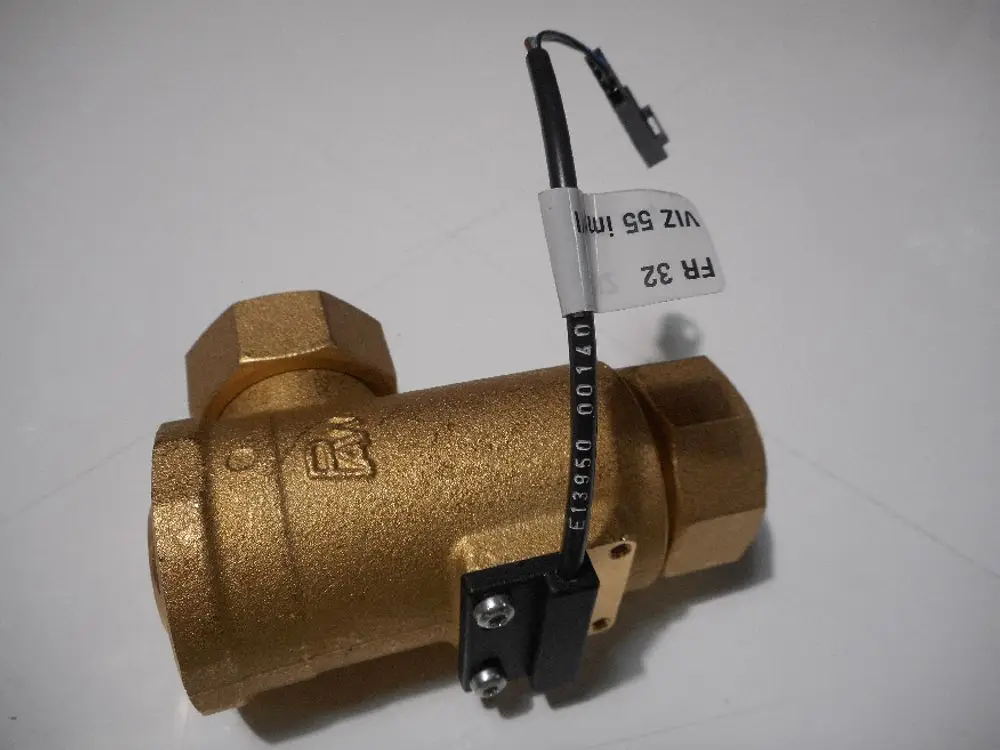Remeha Flussmesser aus Messing mit zwei Anschlüssen und Kabel, zur Erfassung von Durchflussraten in Heizungs- oder Wassersystemen.